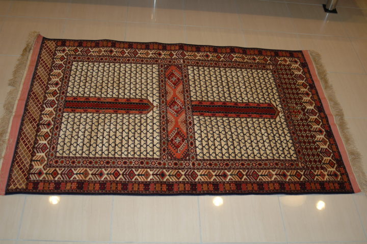 ペルシャ絨毯,ペルシャキリム,ペルシャ絨毯ギャッベなどを当社が鑑定の上正当に評価、お気に召す同等価値の一枚とペルシャ絨毯下取りいたします。人生
