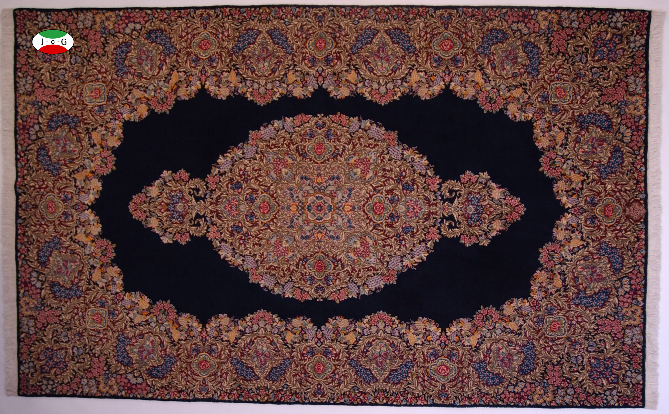 ペルシャ絨毯ナイン販売専門店、ペルシャ絨毯の手織りの技に表現 ...